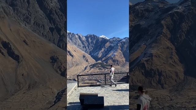 Дорога к Свято-Георгиевскому храму в Грузии. У подножия горы Казбеги. смотреть онлайн