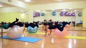 Пилатес с фитболом/Групповая тренировка пилатес/Пилатес с фитболом/Тренировка пилатес