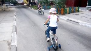 Дети катаются на велосипедах