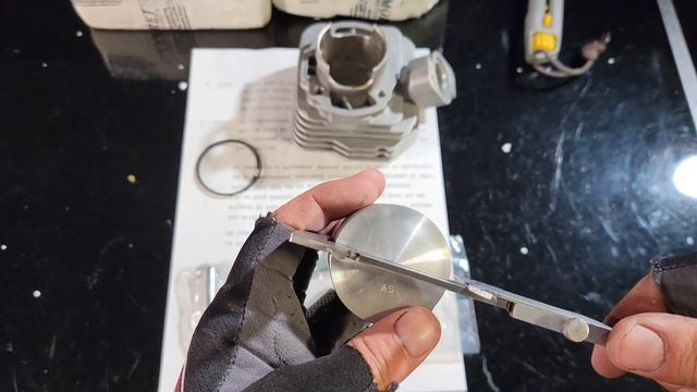 What's inside : Rare Simonini racing cylinder, 49mm\80cc, Peugeot vertical engines