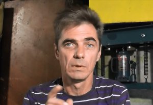 Машине Хлопает Стреляет в Глушитель при Сбросе Газа! Что Делать