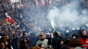 Франция в огне: противостояние Макрона и простых граждан достигло апогея