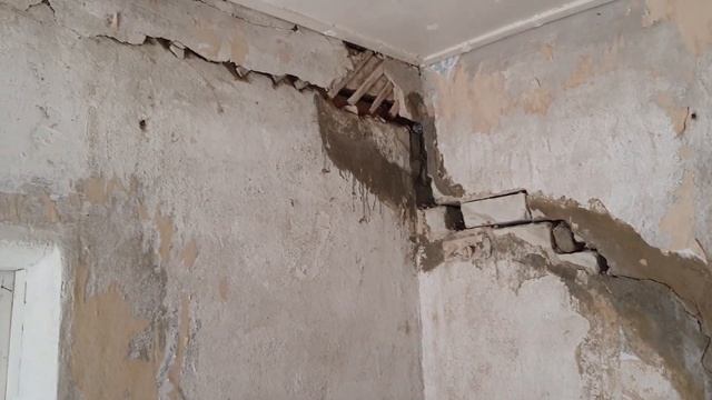 ТРЕЩИНЫ В ДОМЕ.  ВРЕМЕННАЯ ОТМОСТКА.