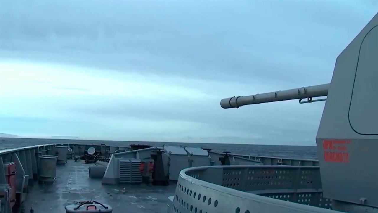 Российский фрегат "Адмирал Горшков" продолжает учения в Атлантике