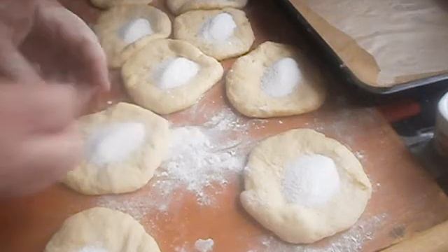 Печем сладкие  пирожки с вишней