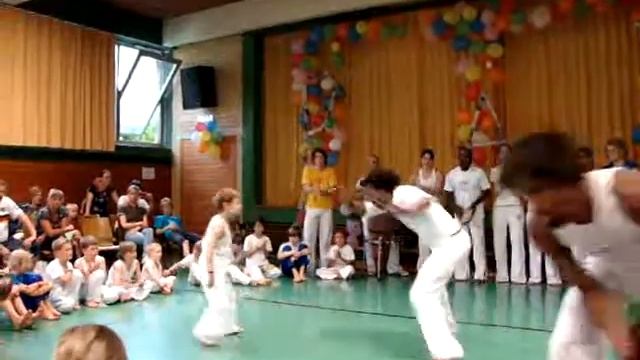 Capoeira Gingando Sempre Prof.Tamarindo Kinderbatizado.MPG смотреть онлайн