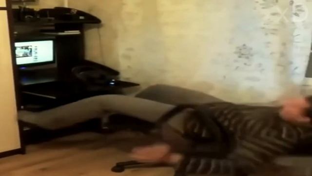 мужик падает со стула с грохотом смотреть онлайн