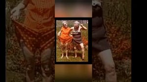 Женщина за пятьдесят на мужчин смотрит жадно