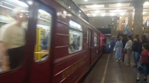 Метро-поезд "Номерной" 81-717.5 "Красная Стрела" на станции Комсомольская.