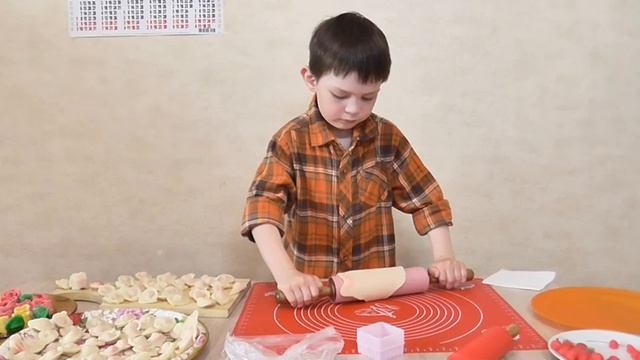 18 06 2022г  Тимофей Репников раскатывает тесто и  лепит пельмени Равиоли елочка