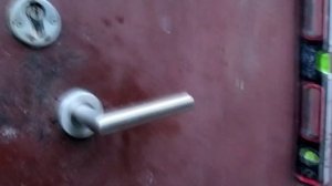 @0176 Установил нержавеющую ручку на наружную металлическую дверь.