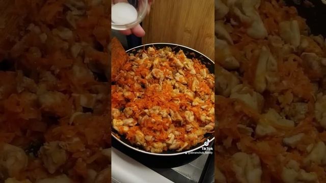 Мякоть куриного бедра тушеная в сметане