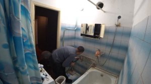 Установка керамической раковины на пьедестале.