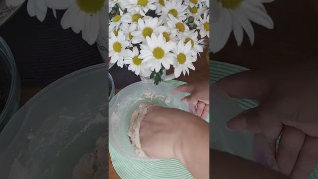 Фока́чча — итальянская пшеничная лепёшка, готовят из три компонента: муку, воду и оливковое масло. смотреть онлайн