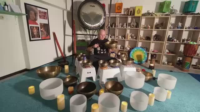 Сеанс звукотерапии с поющими тибетскими чашами, хрустальными чашами,  колокольчики, посох дождя.