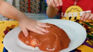 Новогодний челлендж. Настя и Влад открывают коробки и выполняют задания. Настя учит считать до 10