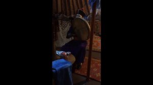 Шаман играет на бубне