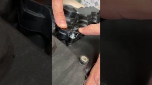 Проверяем насколько герметично катушка зажигания встает в свечной колодец крышки двигателя