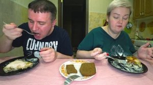 Мукбанг стол ломится от еды на ужин! Ночной дожор и мы без сил Курица, гороховый суп, оливье