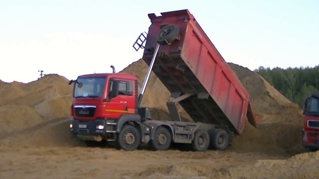 MAN TGS 8x4 unloading