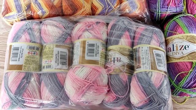 Вяжу новую кофточку крючком  узором диагональ.