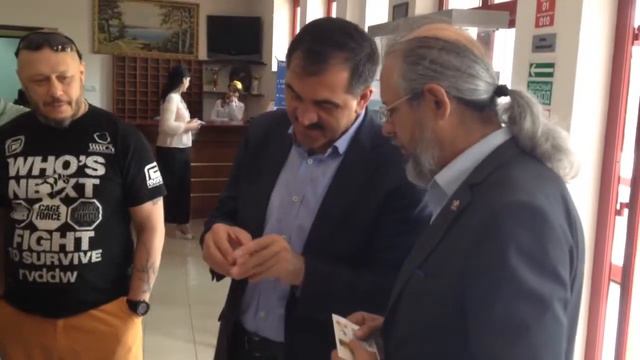 Ингушетия 2014. Юнус-Бек Евкуров рассматривает микроминиатюры Анатолия Коненко смотреть онлайн