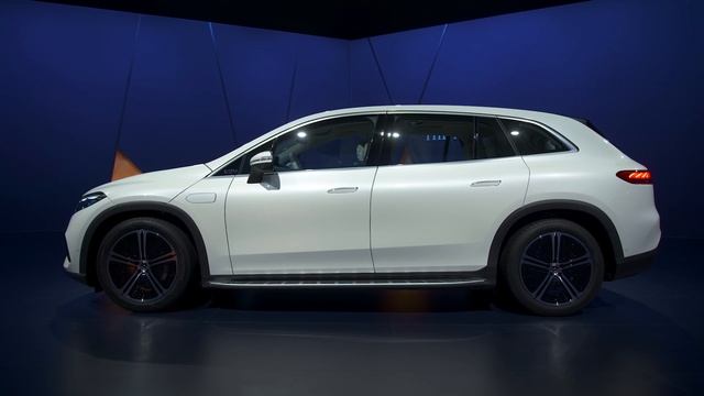 All-new Mercedes-Benz EQS SUV Electric Art Line in Diamond White - Studio footage смотреть онлайн