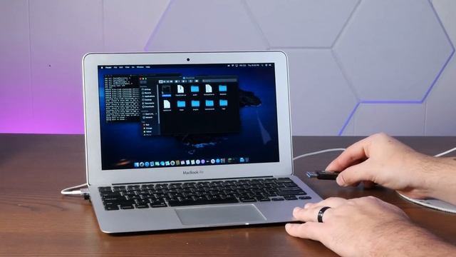 Modern Ubuntu is KILLER on old Intel Macs! смотреть онлайн