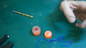 Поделки из пластиковых бутылок. Брелок "Боб" из пробочек.