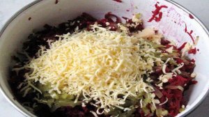 Салат из свеклы, соленых огурцов и сыра.