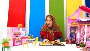 Кукла Барби украшает дом, Баба Маня варит зелье! Почему Кен стал лягушкой? Видео про игры в куклы