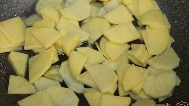 Жареный картофель с кабачком, грибами и колбасой