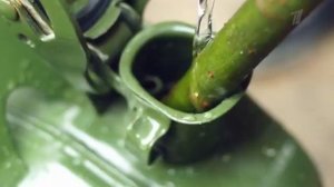 Как перелить жидкость в другую емкость без воронки