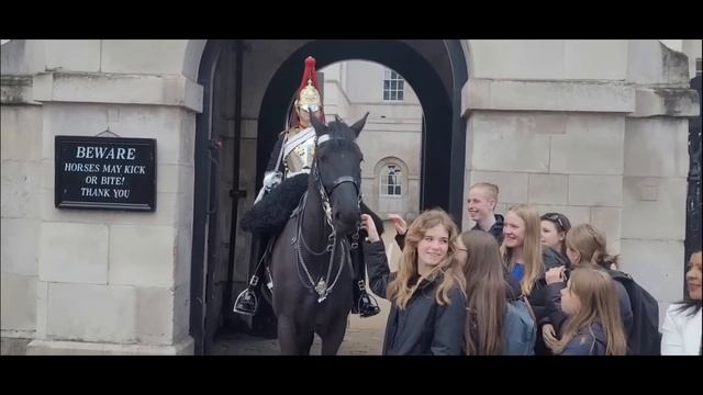 THIRTEEN EASTER ? SHOUTS GET BACK. GET OFF THE REINS. #horseguardsparade смотреть онлайн