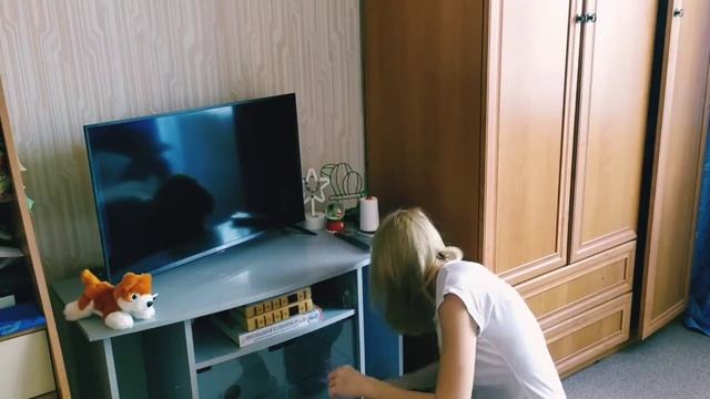 УБОРКА В ХРУЩЁВКЕ/ЕЖЕДНЕВНАЯ УБОРКА КОМНАТЫ/УБИРАЙ СО МНОЙ/МОТИВАЦИЯ НА УБОРКУ/ПЕРЕСАЖИВАЮ ЦВЕТЫ смотреть онлайн