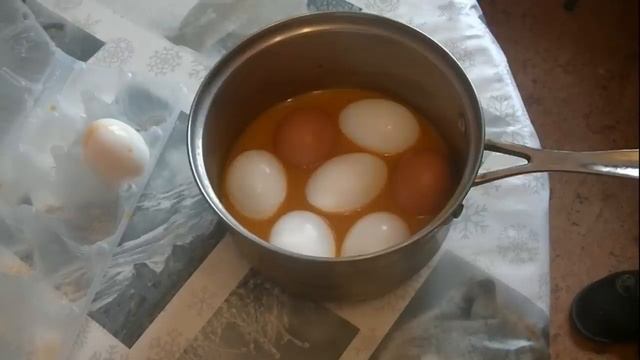Как покрасить яйца куркумой.