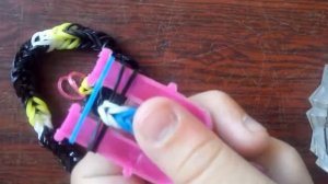 Плету из резинок змею