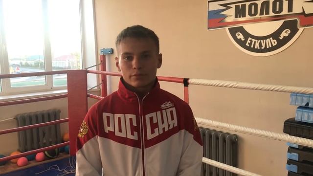 Как правильно отдыхать между раундами в боксе, сидя на табуретки или стоя!!??