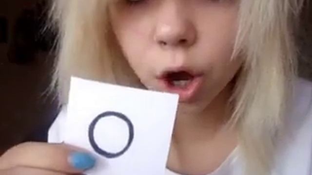 Челкастая жует бумагу =3 смотреть онлайн