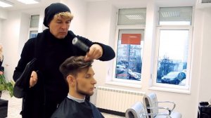 Мужская рванная стрижка с бритыми проборами.