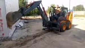 Работа минипогрузчика Lonking с экскаваторной лопатой