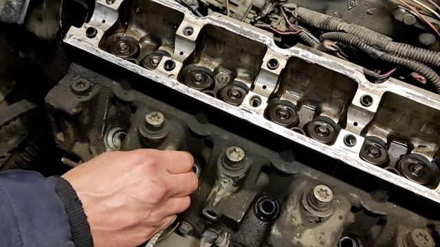 Замена маслосъёмных колпачков. смотреть онлайн