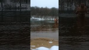 Гуляю с гирей . Купаюсь . Температура воды 3.9