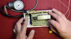 Ремонт и калибровка тонометра Omron MX2. Не включается. Замена гнезда питания.