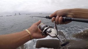 Рыбалка на море с берега.лакедра в конце видео