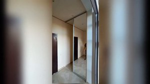 Зеркальные двери купе в прихожую нишу,  встраиваем двери-купе - получаем встроенный шкаф-купе
