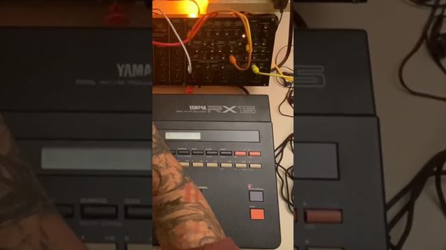 El Behringer K2 y la Yamaha RX15 es una tarde de lluvias en Tijuana… La música nos une…