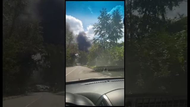 В Подмосковье начался сильный пожар рядом с автоцентром Lada