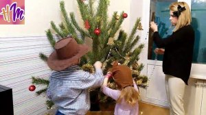 Украшаем живую  елку! С наступающим новым годом!