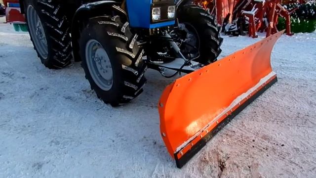 МТЗ 82 с двусторонним отвалом и щеточным оборудованием смотреть онлайн